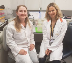 L: Post-graduate researcher, Sarah Good (on the left), with her supervisor, Patricija van Oosten Hawle